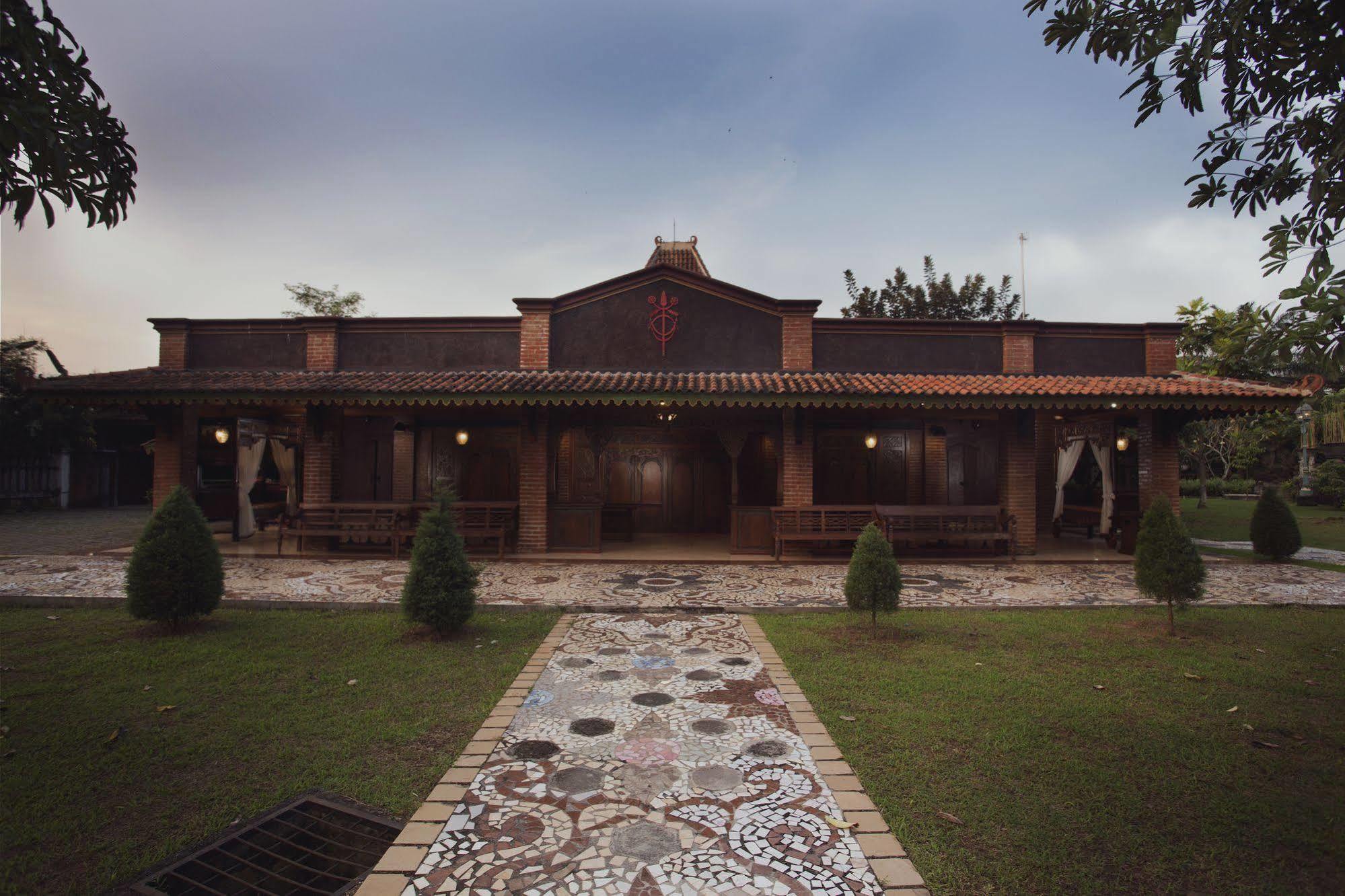 Hotel Melva Balemong Semarang Esterno foto